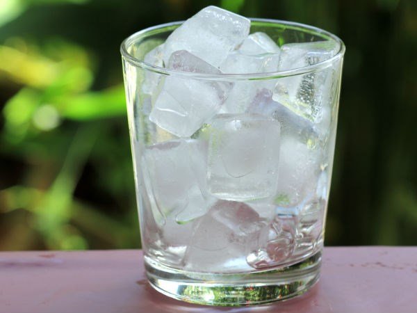 cốc nước đá